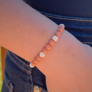 Pulseira Luna com Howlita Branca e Esferas Marrom